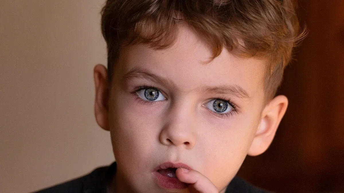 Un bambino strizza gli occhi per guardare lontano: quali situazioni osservare