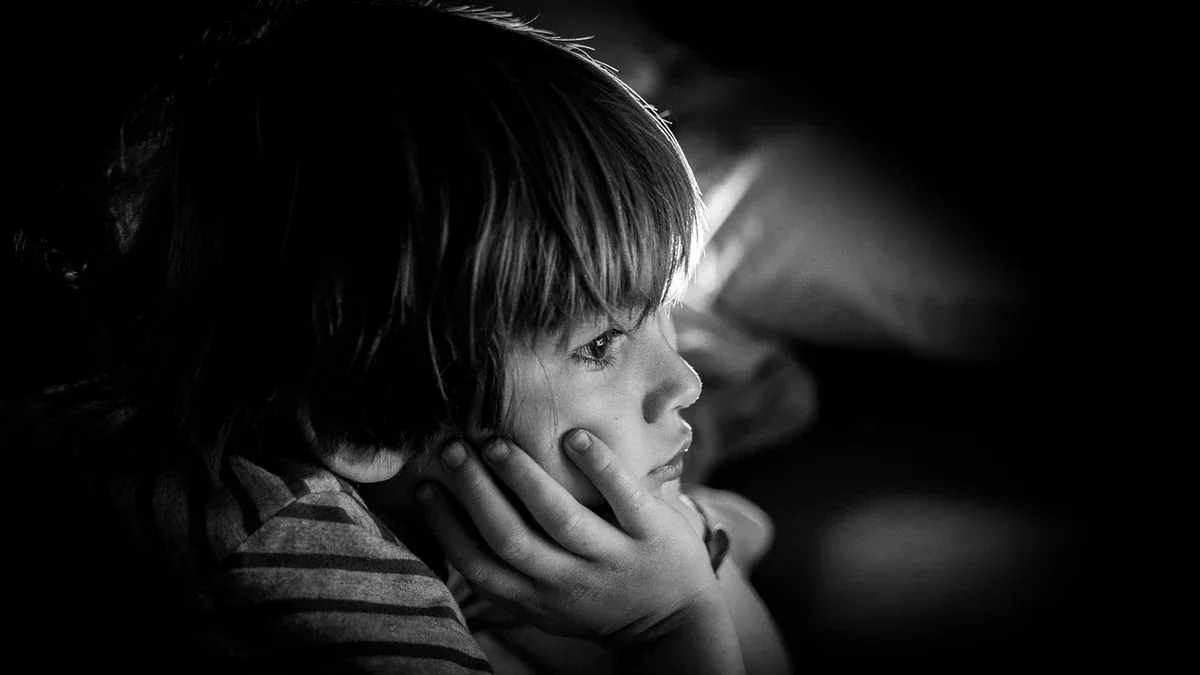 Bambino che strizza gli occhi davanti alla televisione: quali osservazioni riferire alla visita?