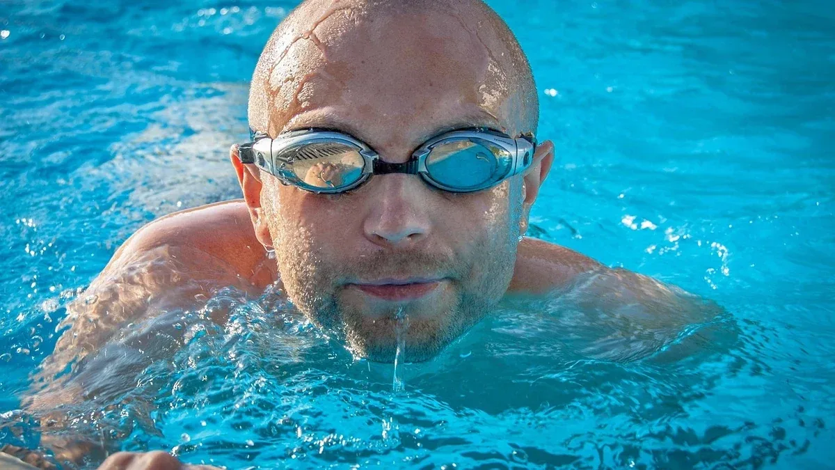 Lenti a contatto e nuoto: quali abitudini discutere con il professionista