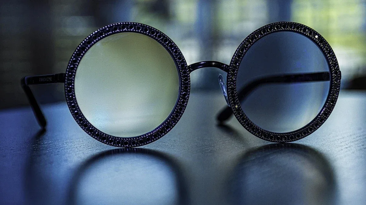 Lenti fotocromatiche: come reagiscono alla luce e quali limiti considerare