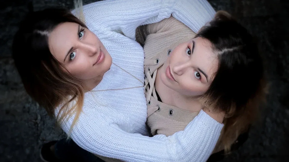 Strabismo e fotografie di gruppo: come una persona descrive il proprio rapporto con le immagini
